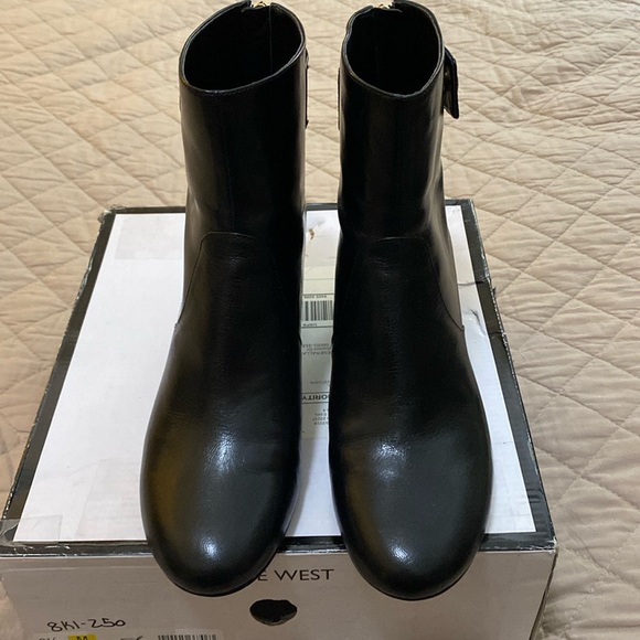 NWT! NINE WEST QUARRYN BOOTS SZ 9. BLACK LEATHER. STRAP DETAIL W/GOLD TONE SNAP. - Picture 1 of 8
